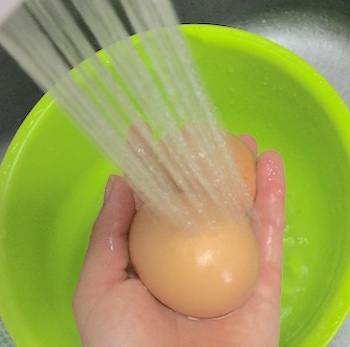 卵を軽く洗う