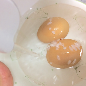 ゆで卵を水にさらす