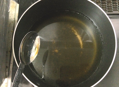 鍋に湯を沸かして調味料を入れる