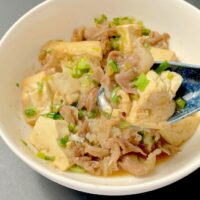 ちぎってレンチン！ズボラな「くずし肉豆腐」の簡単レシピ