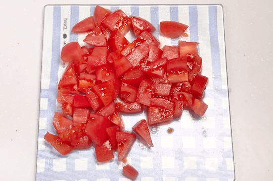 トマトをライス状に刻む