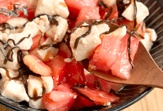 簡単副菜トマトと豆腐の塩昆布和えの完成