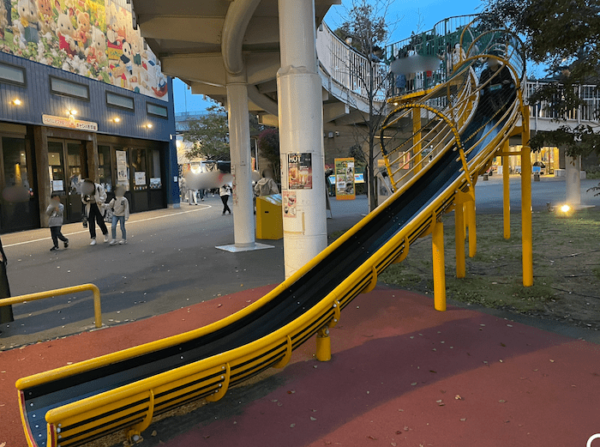 メイカーズピアの滑り台